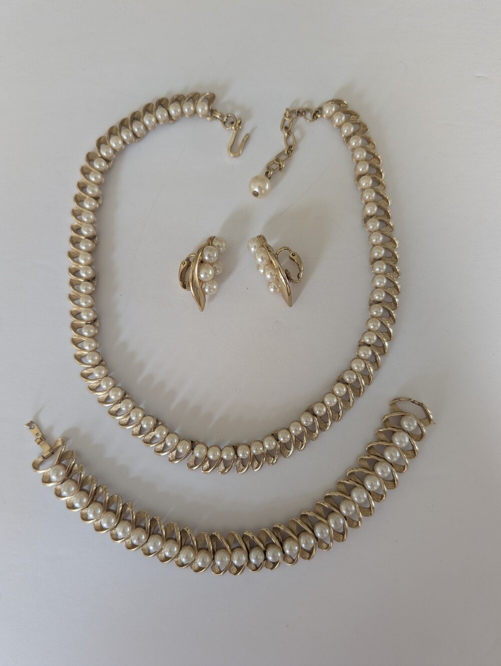 Vintage Crown Trifari Gold Pearl Necklace Bracelet Pearl Clip Earrings Set (3)